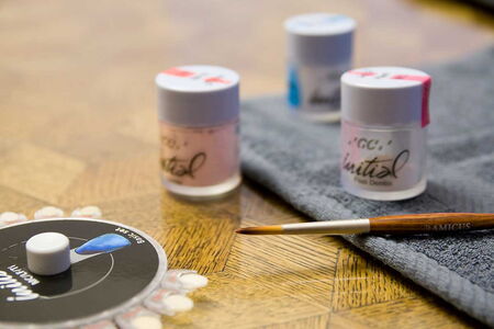 Fläschchen und Pinsel auf einem Tisch