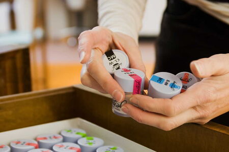 Person im Labor mir Fläschchen