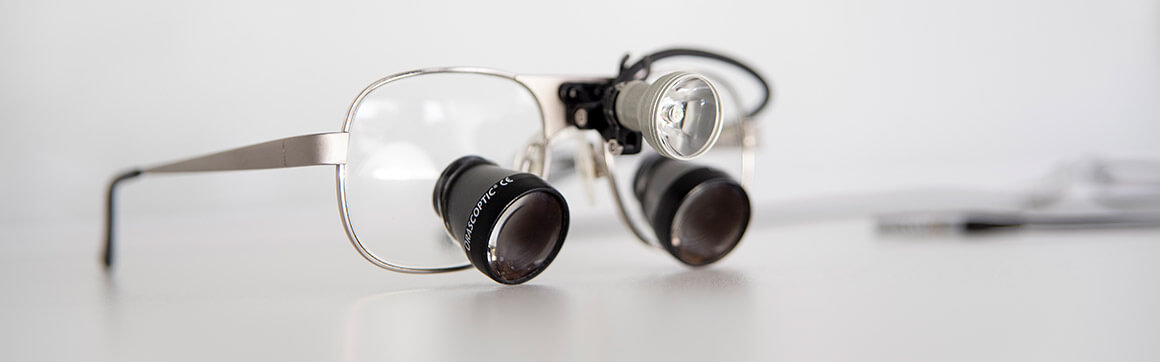 Lupenbrille auf einem weißen Tisch