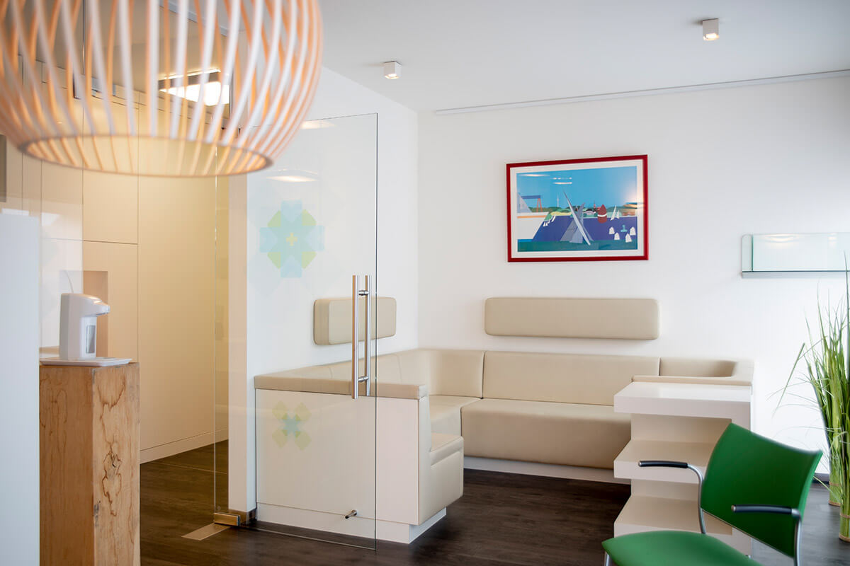 Zahnärzte an der Au Wartezimmer mit Sitzecke